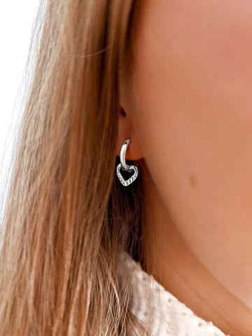 Lovely Heart Hoops Zirkon Herz Ohrringe aus Edelstahl in silber von Lymaja Jewelry 