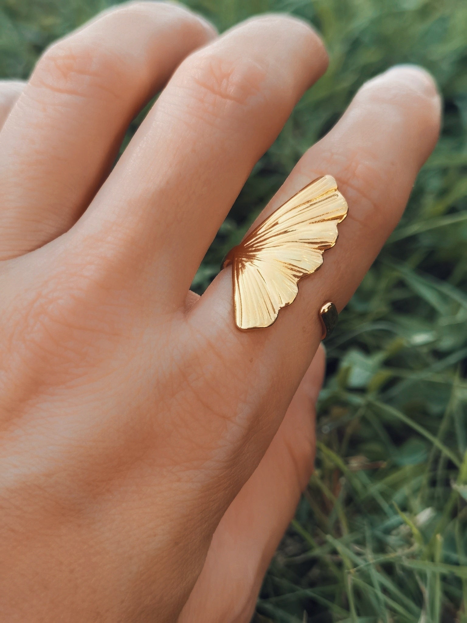 Lymaja Big Shell Ring in gold mit einer großen Muschel