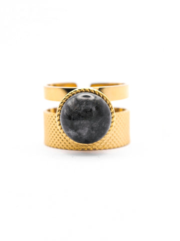 Geo Ring mit schwarz grauen Stein aus 18k vergoldeten Edelstahl von Lymaja Jewelry 