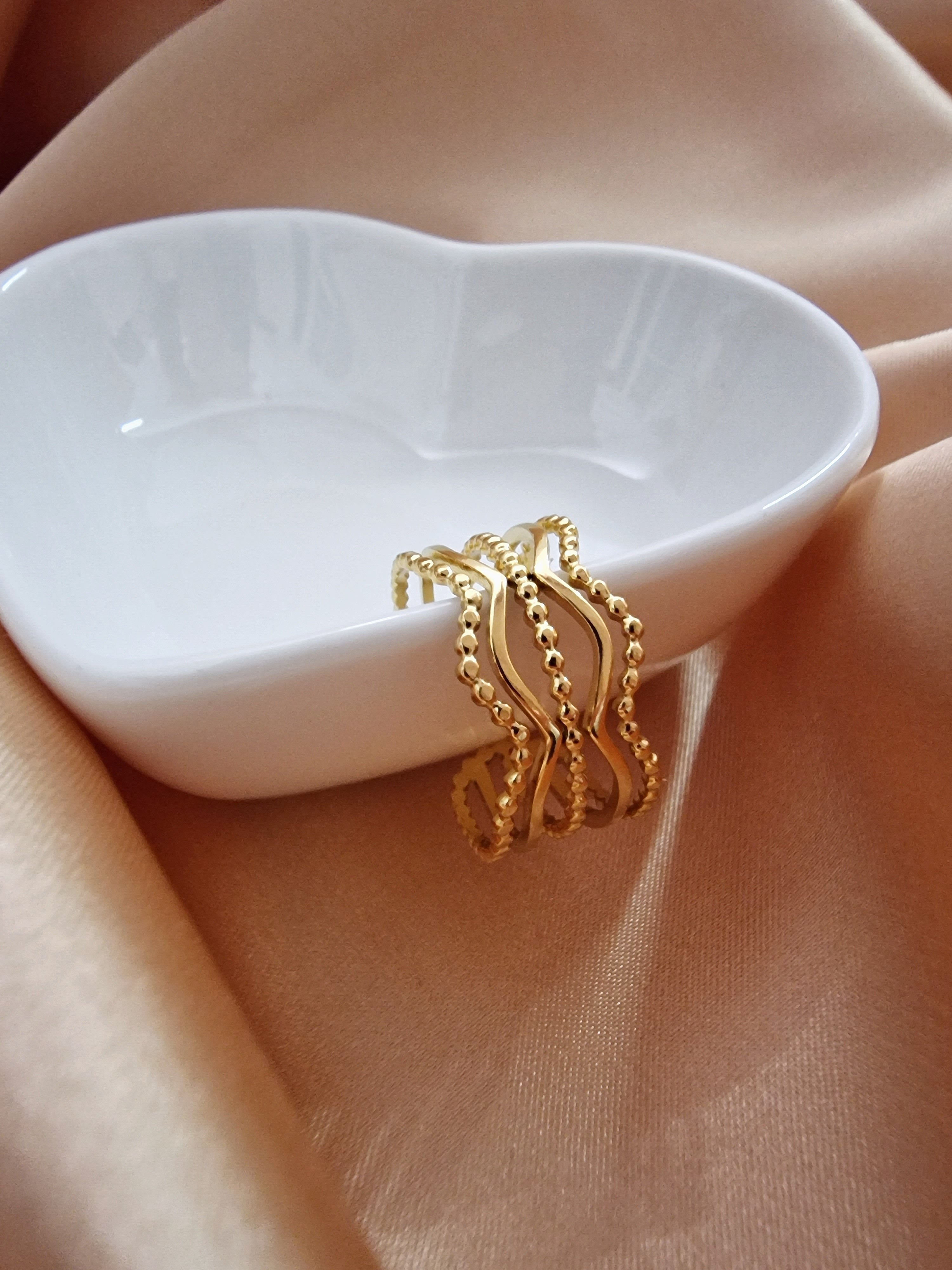 Lymaja Lisha Struktur Ring mit Wellen Muster in gold