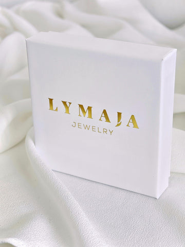 Schmuck Geschenk Verpackung weiss mit gold Logo von Lymaja Jewelry