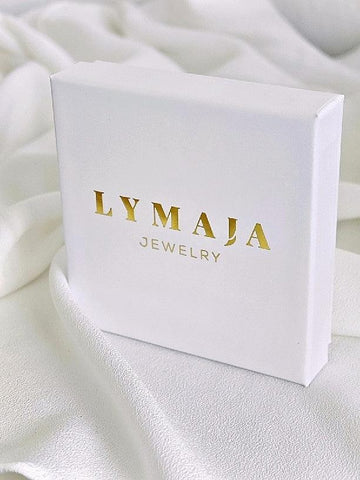 Lymaja Schmuckbox in weiss mit Gold Logo für Ohrringe Halsketten und Ringe