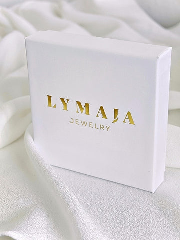 Lymaja Schmuckbox mit gold Logo in weiss für Schmuckstücke