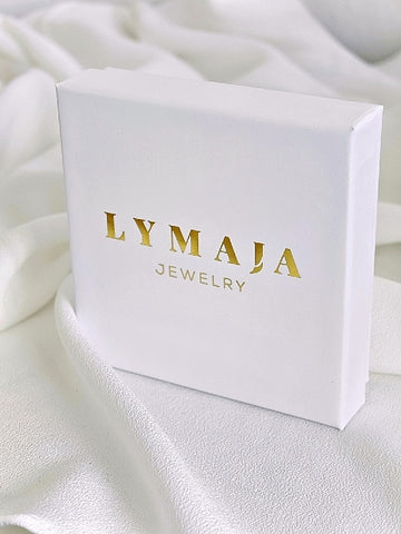 Lymaja Schmuckbox in weiss mit Gold Logo für Ringe Halsketten und Ohrringe