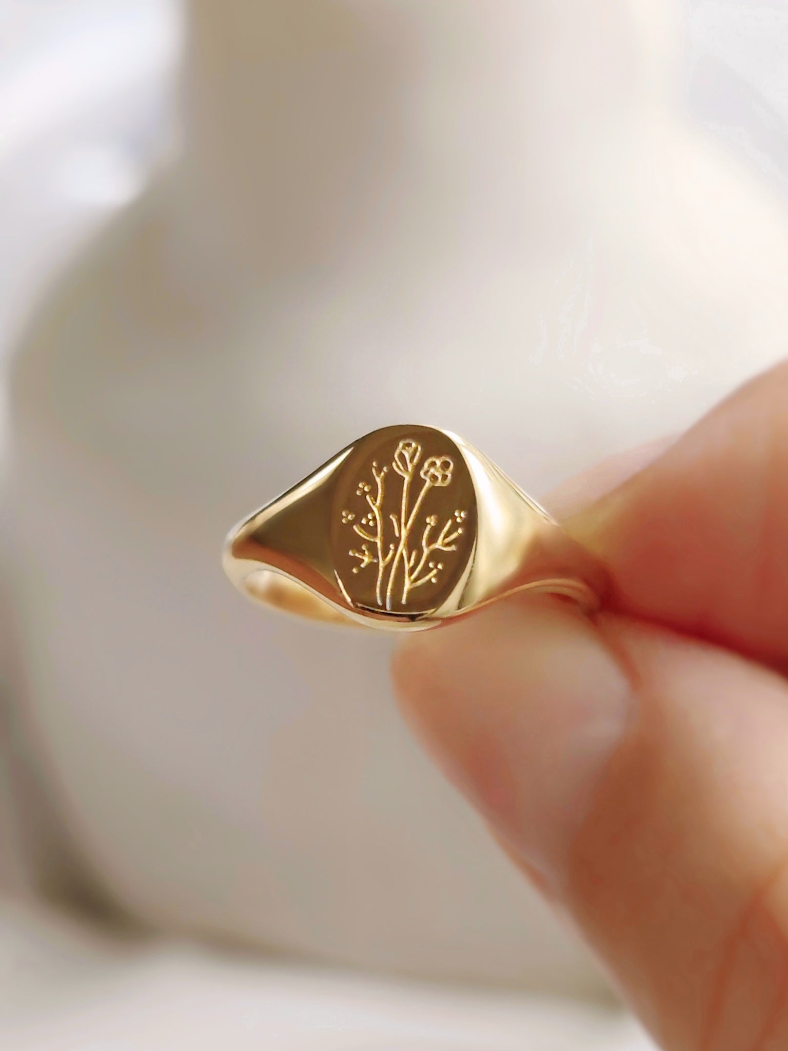 Lymaja Sweet Flower Ring in gold mit einer Blüte Blume