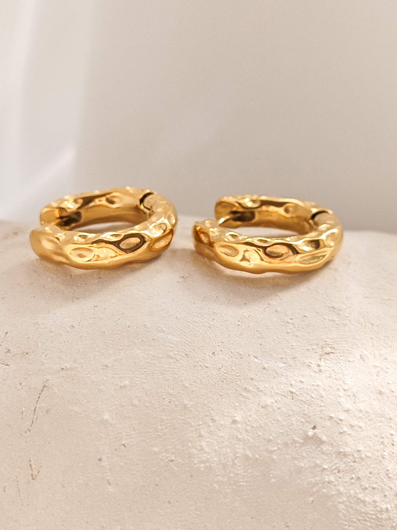 Lymaja hammered hoops ohrringe gold