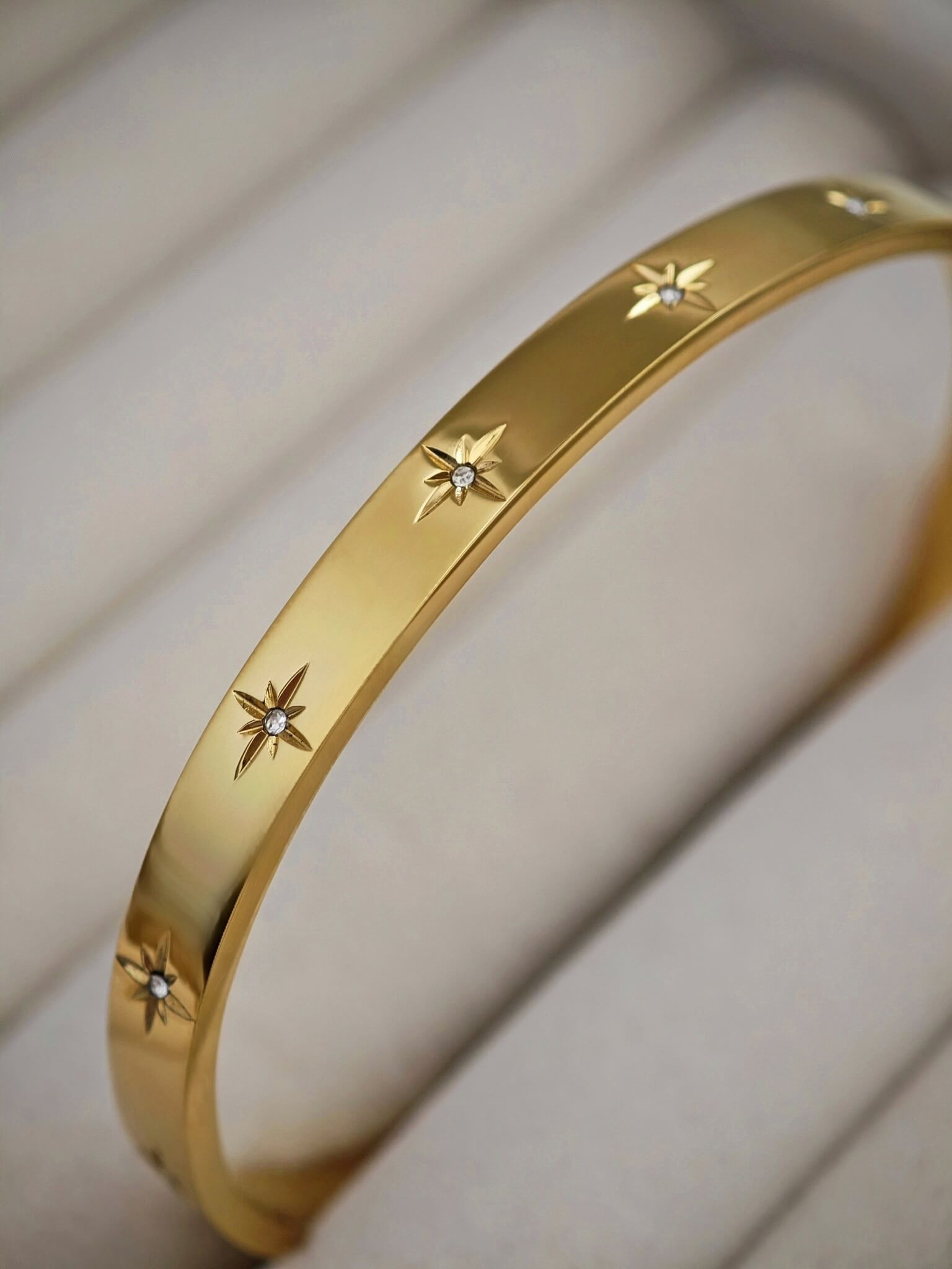 Malaika Stern Armreif mit Zirkon verstellbar in gold aus 18k Edelstahl von Lymaja Jewelry 