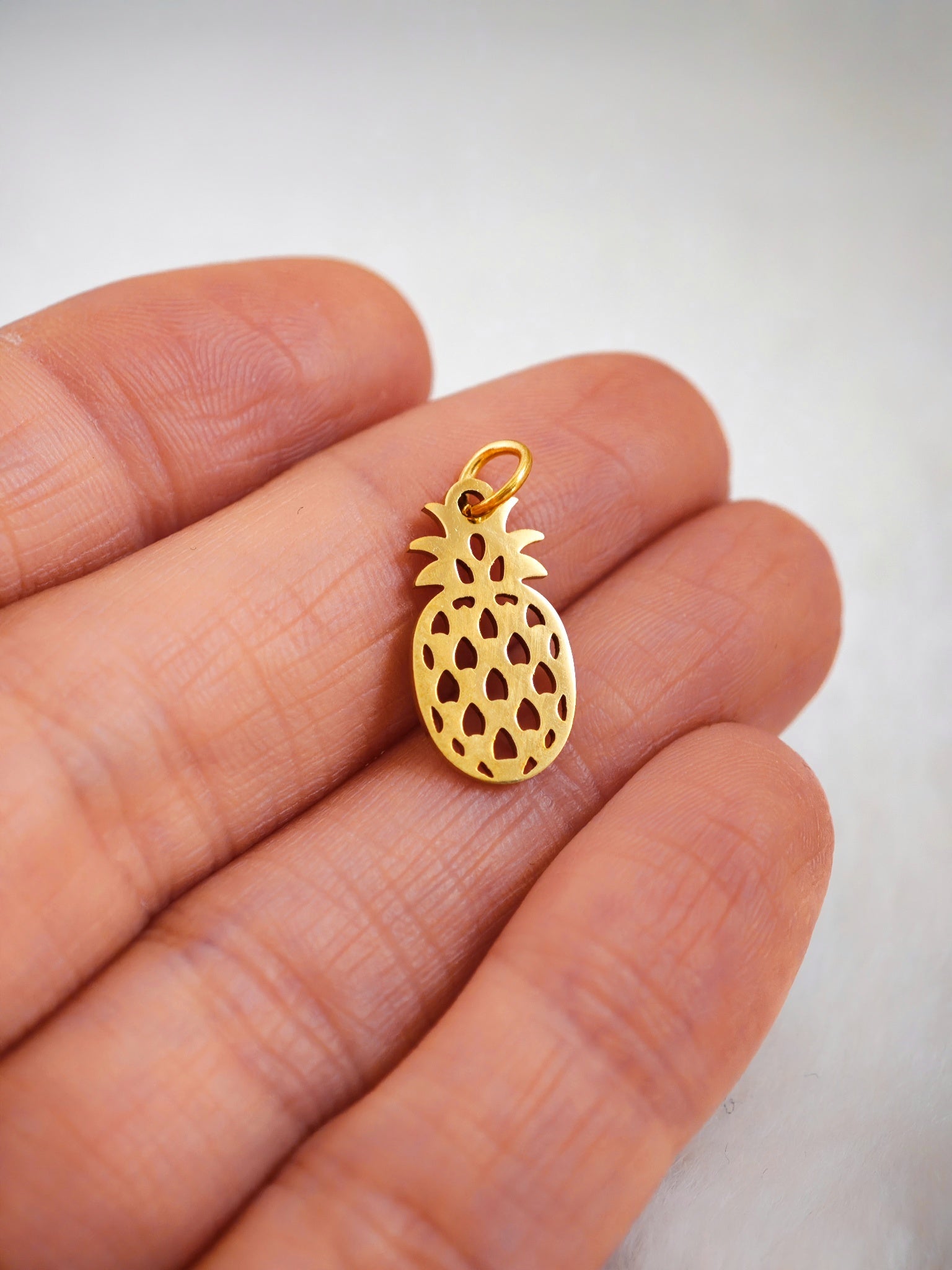 Ananas Charm Halsketten Anhänger in gold aus Edelstahl von Lymaja Jewelry