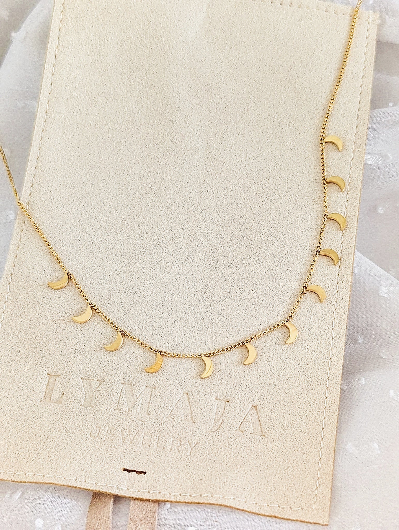 Halskette mit kleinen Mond Anhängern als Choker in gold von Lymaja