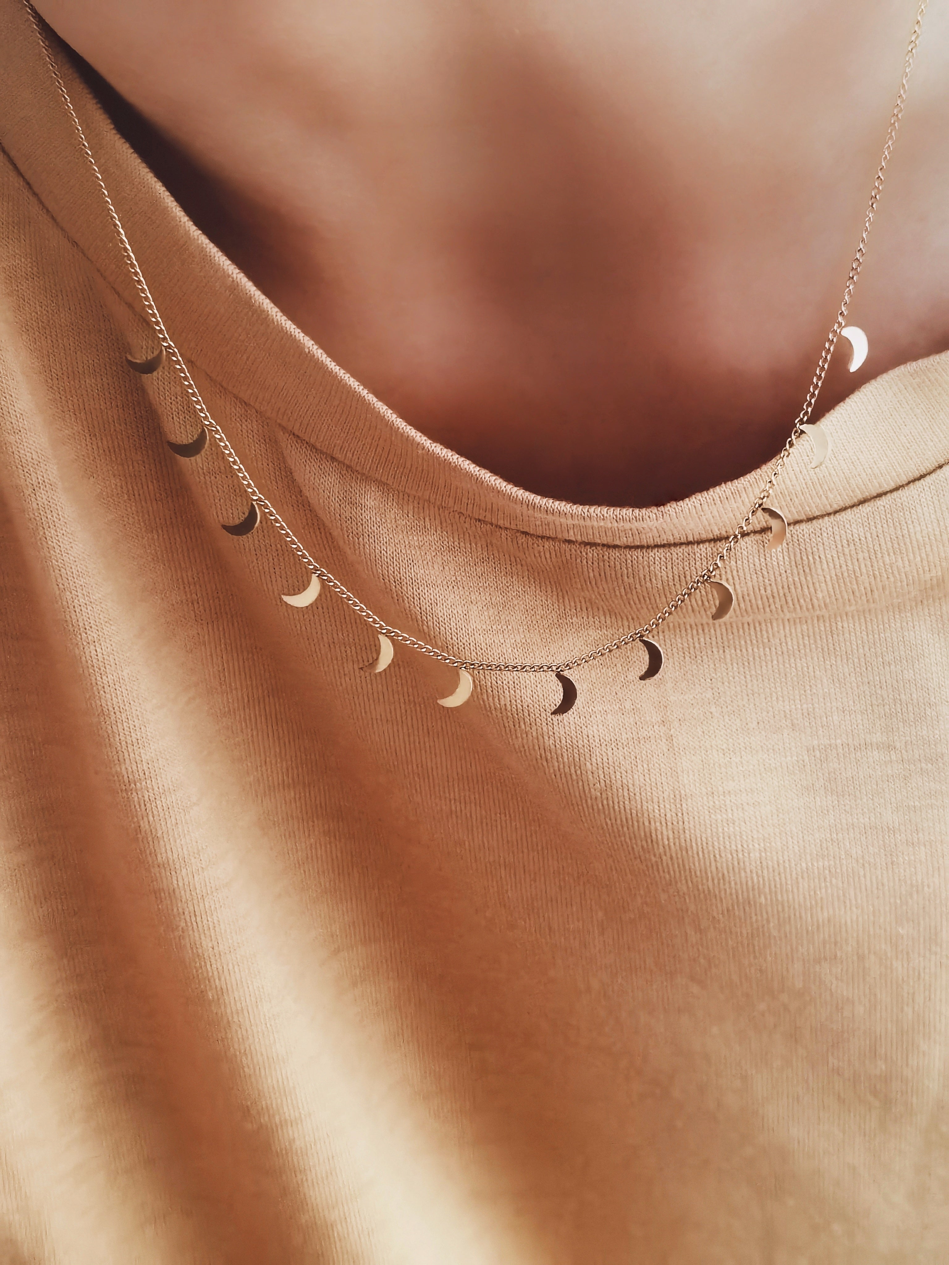 Halskette mit kleinen Mond Anhängern als Choker in gold von Lymaja