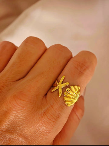 Wasserfester offener Ocean Treasure Ring in Gold mit Muschel und Seestern aus 18k vergoldetem Edelstahl