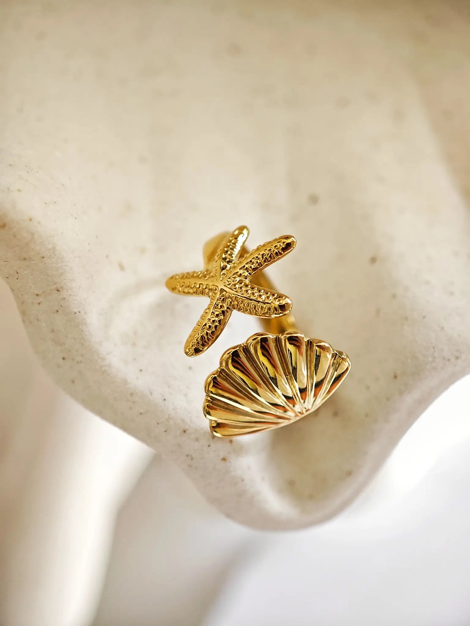 Wasserfester offener Ocean Treasure Ring in Gold mit Muschel und Seestern aus 18k vergoldetem Edelstahl