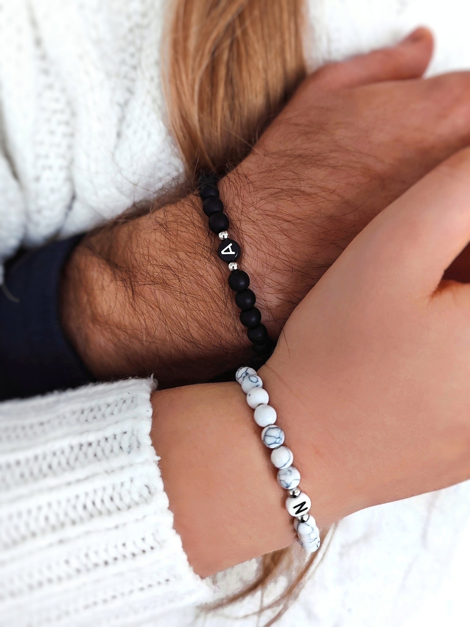 partnerarmbänder mit buchstabe in weiss marmor und schwarz onyx naturstein von lymaja