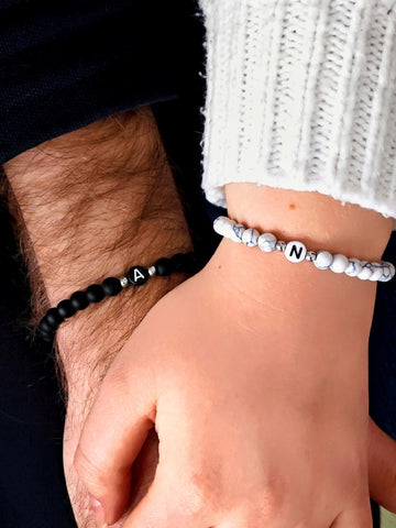 partnerarmbänder mit buchstabe in weiss marmor und schwarz onyx naturstein von lymaja