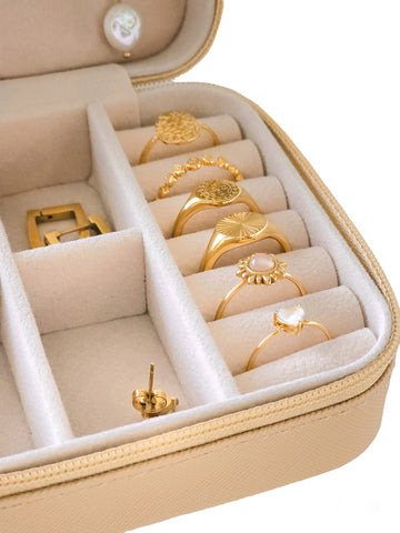 Kleines tragbares Schmuckkästchen Organizer aus PU-Leder in beige für Ringe, Armbänder und Ohrringe für Frauen und Männer von Lymaja Jewelry