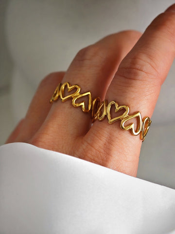 Pure Love Ring mit Herz Motiv aus 18k vergoldeten Edelstahl von Lymaja Jewelry