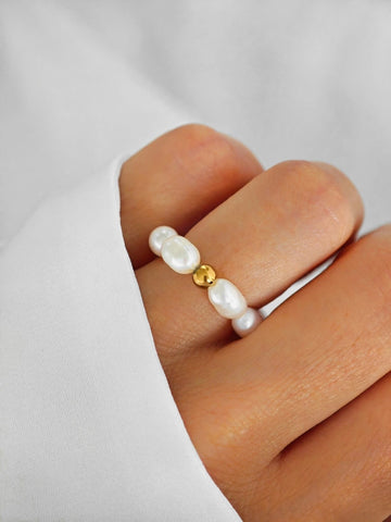 Süßwasserperlen Ring in Perlmutt Farben mit einer Gold Perle aus 18k Edelstahl von Lymaja Jewelry