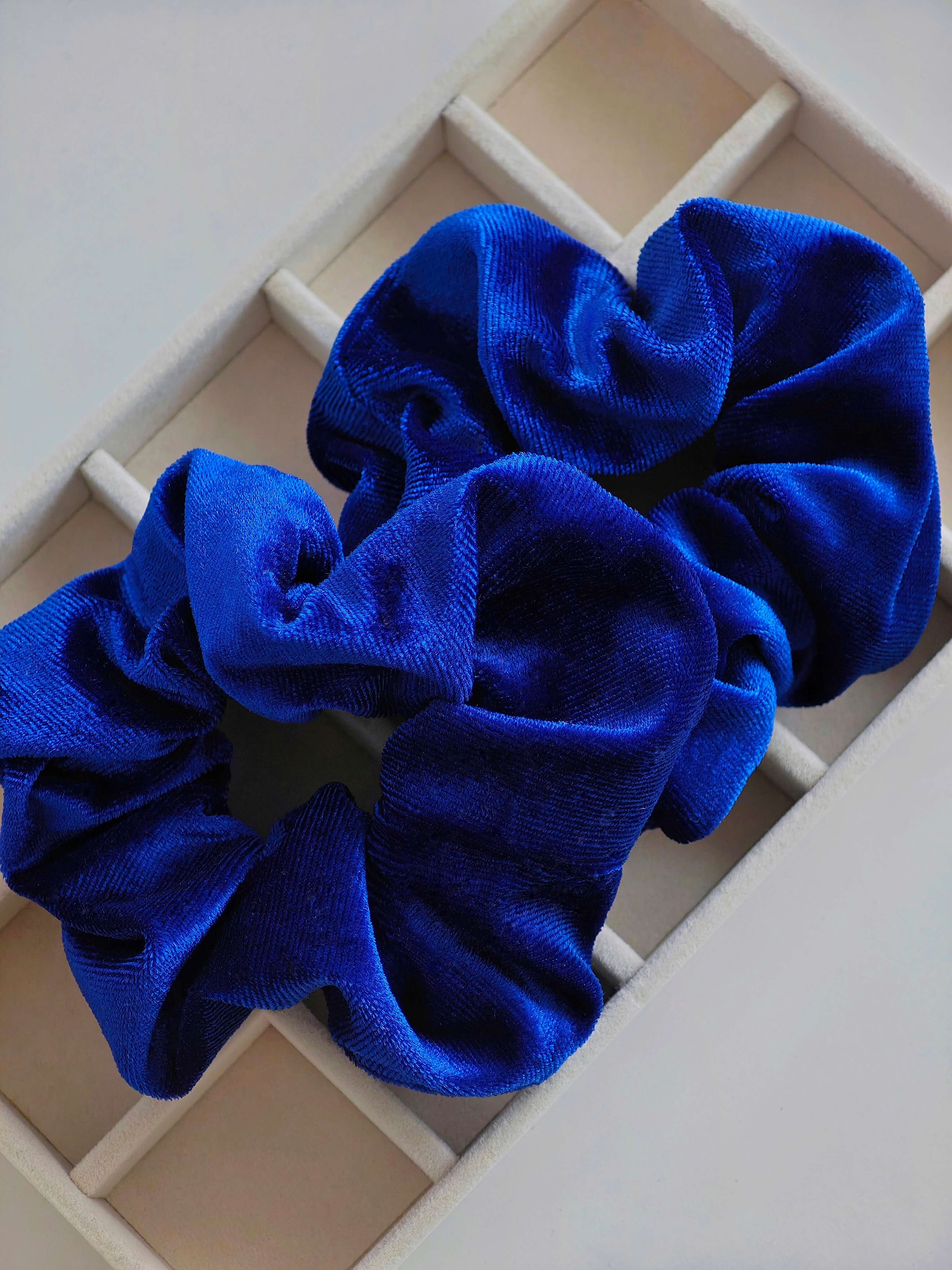 Samt Scrunchie in Royal Blau Haargummi Haaraccessoires für Frauen von Lymaja Jewelry