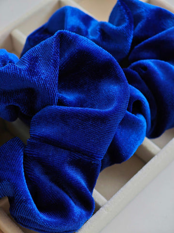 Samt Scrunchie in Royal Blau Haargummi Haaraccessoires für Frauen von Lymaja Jewelry