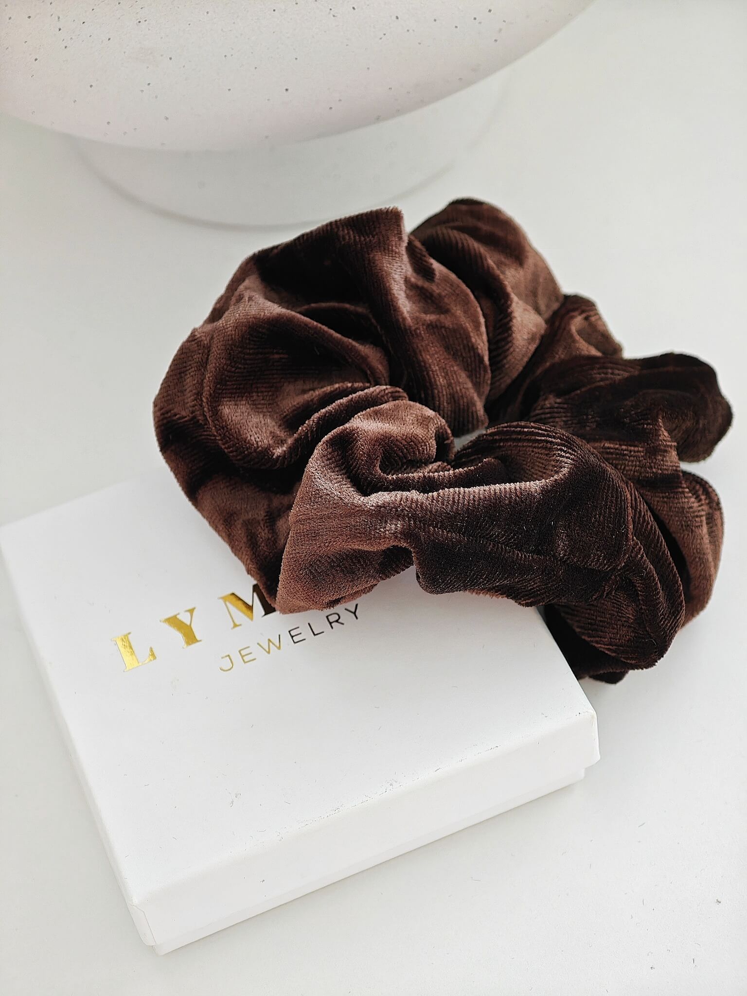 Weicher dark chocolate Samt Scrunchie Haargummi in dunkelbraun für Frauen von Lymaja Jewelry