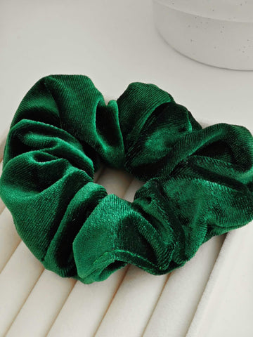 Samt Scrunchie weicher Haargummi in Smaragd Grün Haaraccessoires für Frauen von Lymaja Jewelry