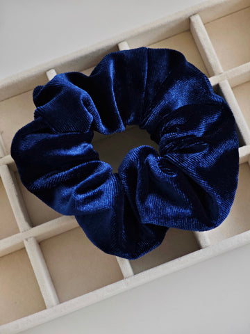 Samt Scrunchie Haargummi in dunkelblau Haaraccessoires für Frauen von Lymaja Jewelry 