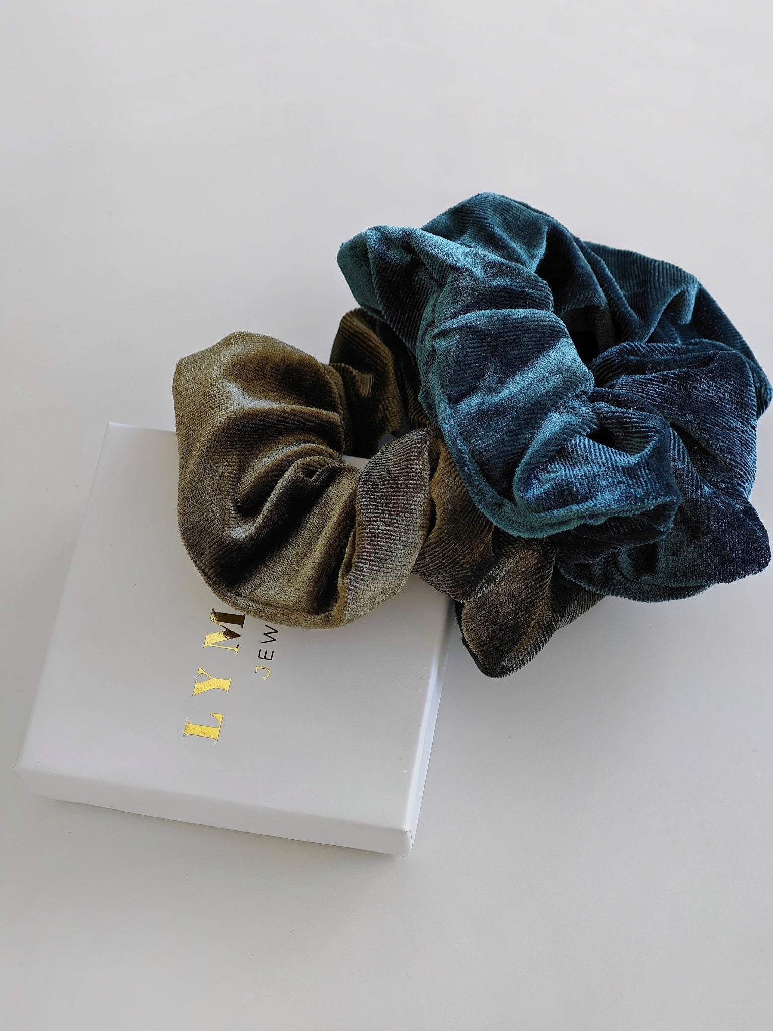 Samt Scrunchie Haargummi in petrol blau und olive Lymaja Jewelry