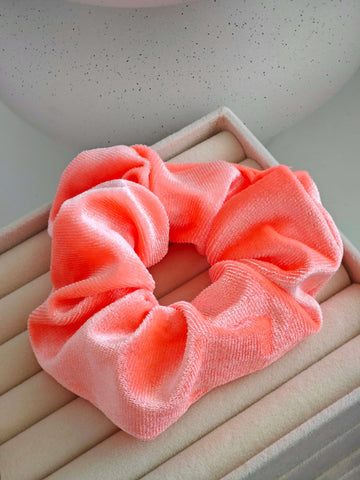 Samt Scrunchie in Koralle Orange Neon Farbe Haaraccessoires für Frauen von Lymaja Jewelry