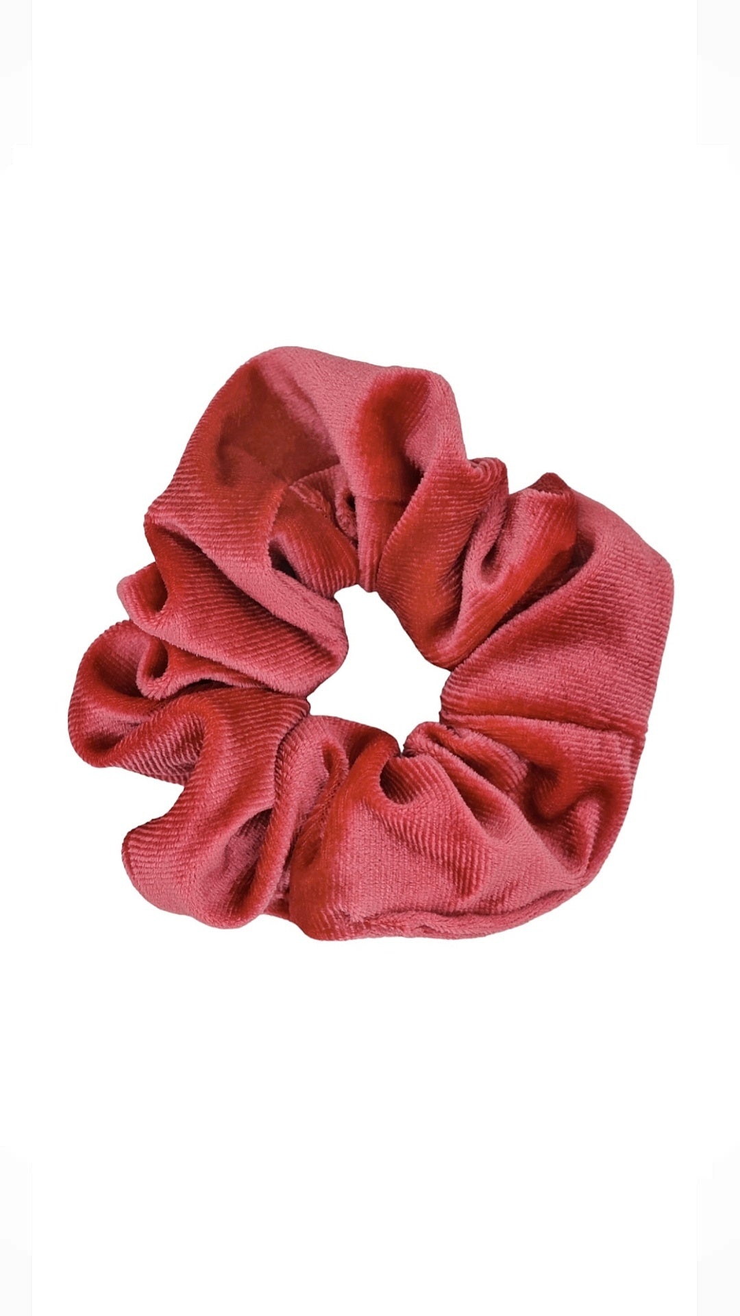 Weicher Samt Scrunchie Haargummi in Lachs Rot von Lymaja Jewelry