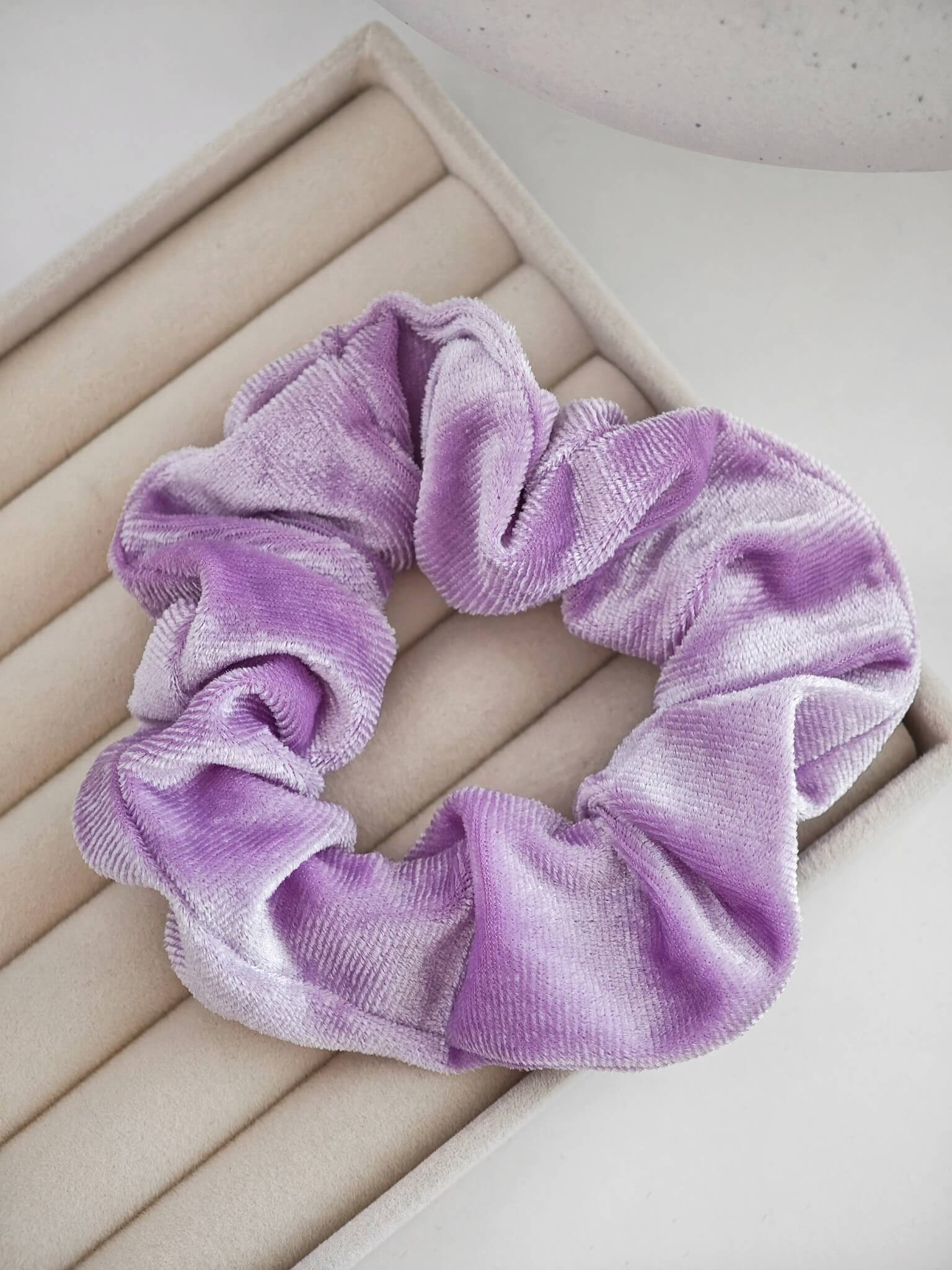 Haargummi Samt Scrunchie in lavendel lila Haaraccessoires von Lymaja Jewelry 