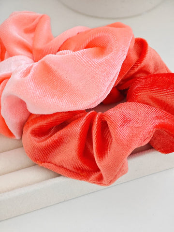 Weiche Samt Scrunchie aus Polyester in den Farben Mandarine und Koralle von Lymaja Jewelry