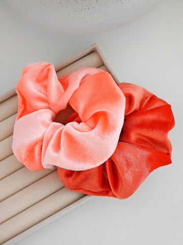 Weiche Samt Scrunchie aus Polyester in den Farben Mandarine und Koralle von Lymaja Jewelry