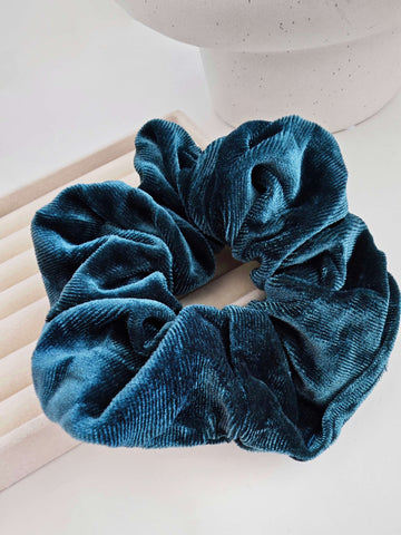 Samt Scrunchie Petrol Blauer Haargummi von Lymaja Jewelry