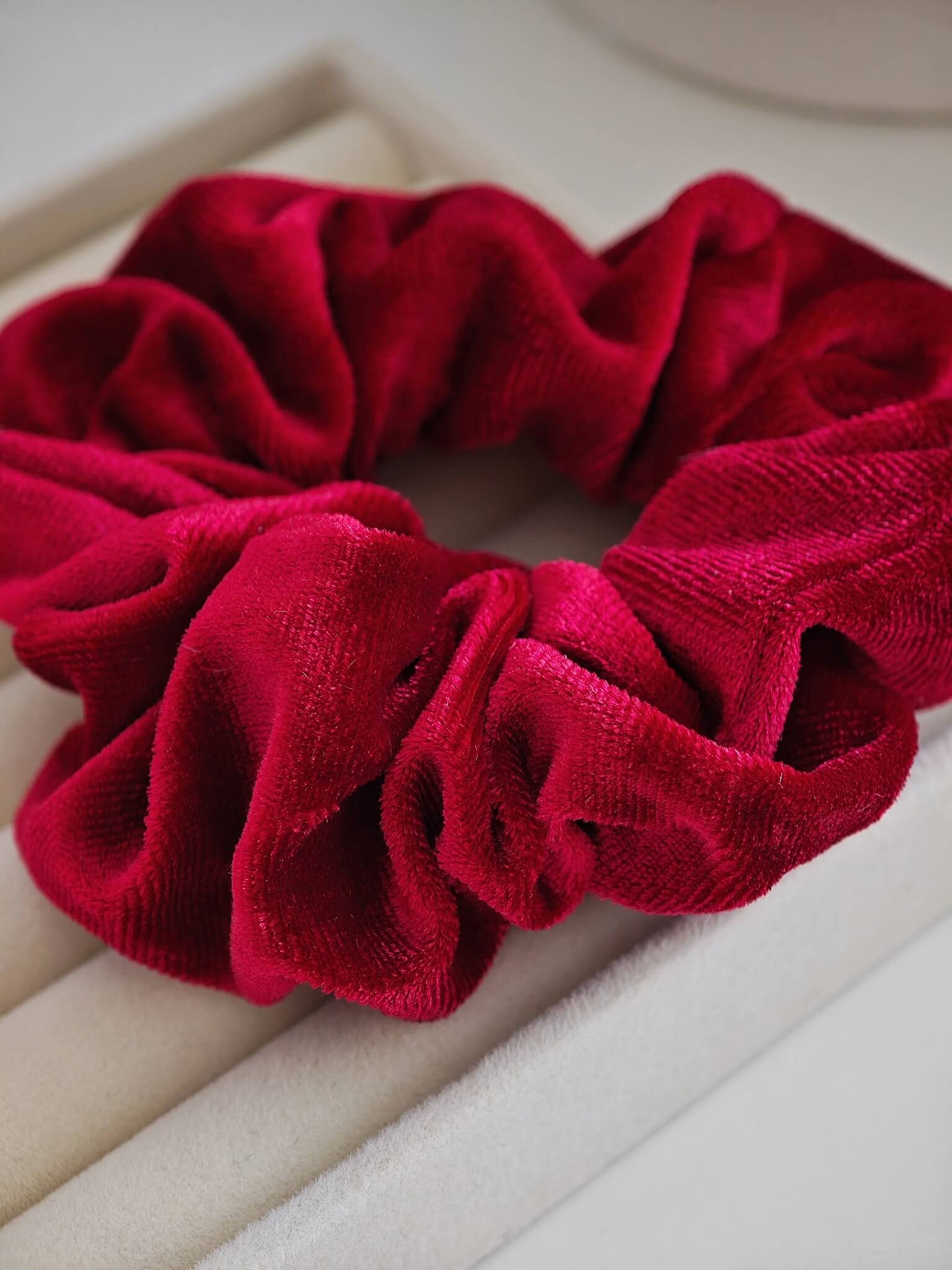 Samt Scrunchie Kirsch Roter weicher Haargummi für Frauen von Lymaja Jewelry 