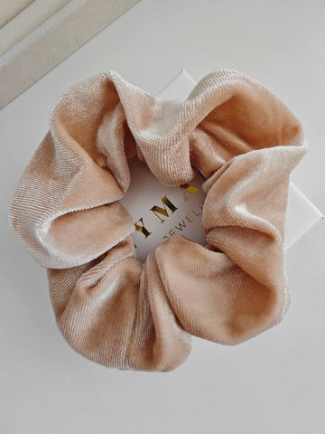 Weicher Samt Scrunchie Haaraccessoire für Frauen in beige creme sand von Lymaja Jewelry