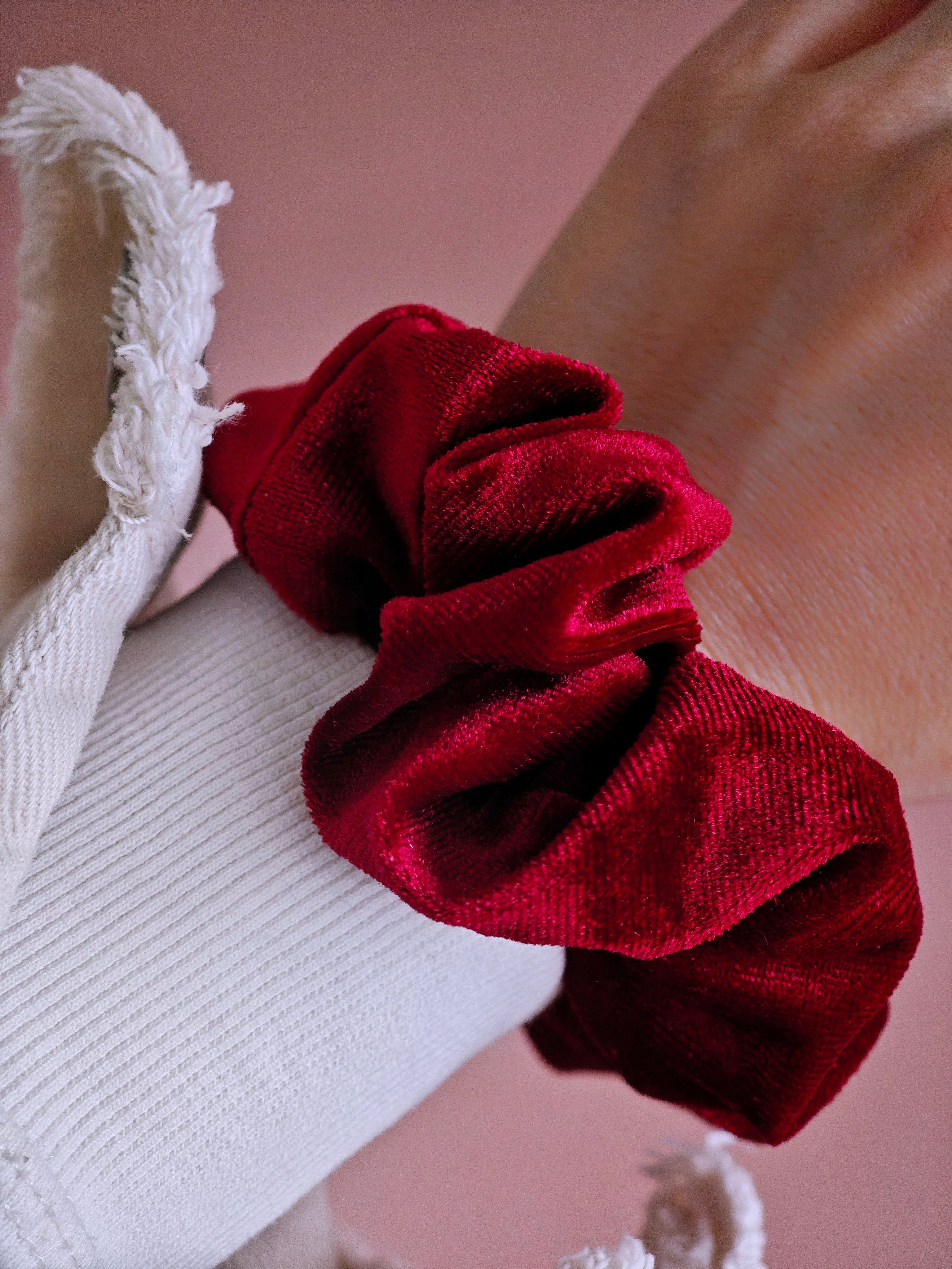 Samt Scrunchie Kirsch Roter weicher Haargummi für Frauen von Lymaja Jewelry 