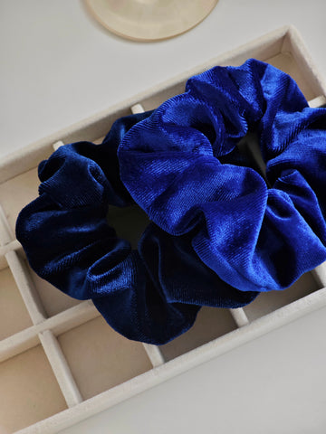 Samt Scrunchie Haargummi in blau und dunkelblau Haaraccessoires für Frauen von Lymaja Jewelry 