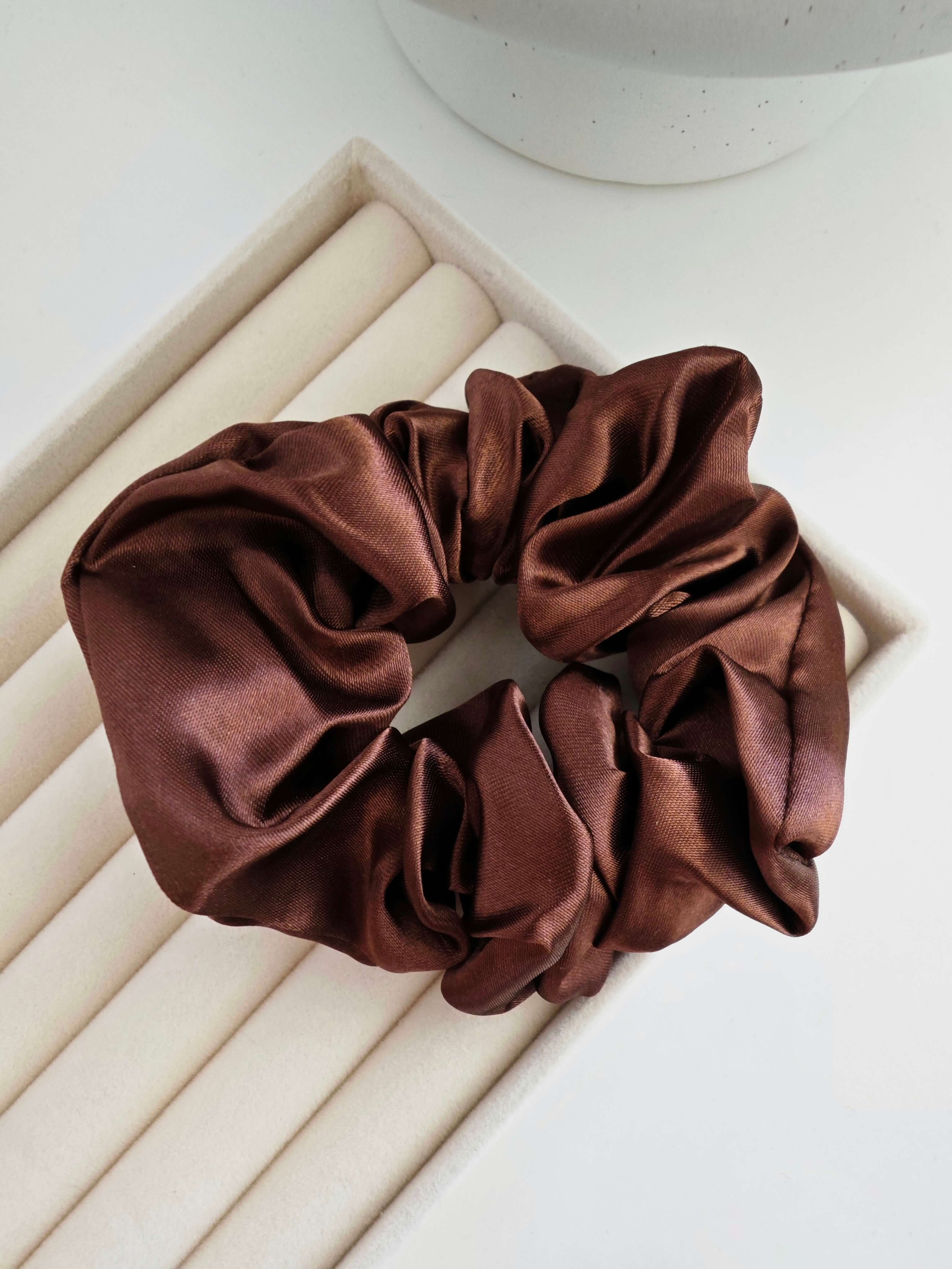 Satin Scrunchie Haargummi in Braun Haaraccessoires von Lymaja Jewelry