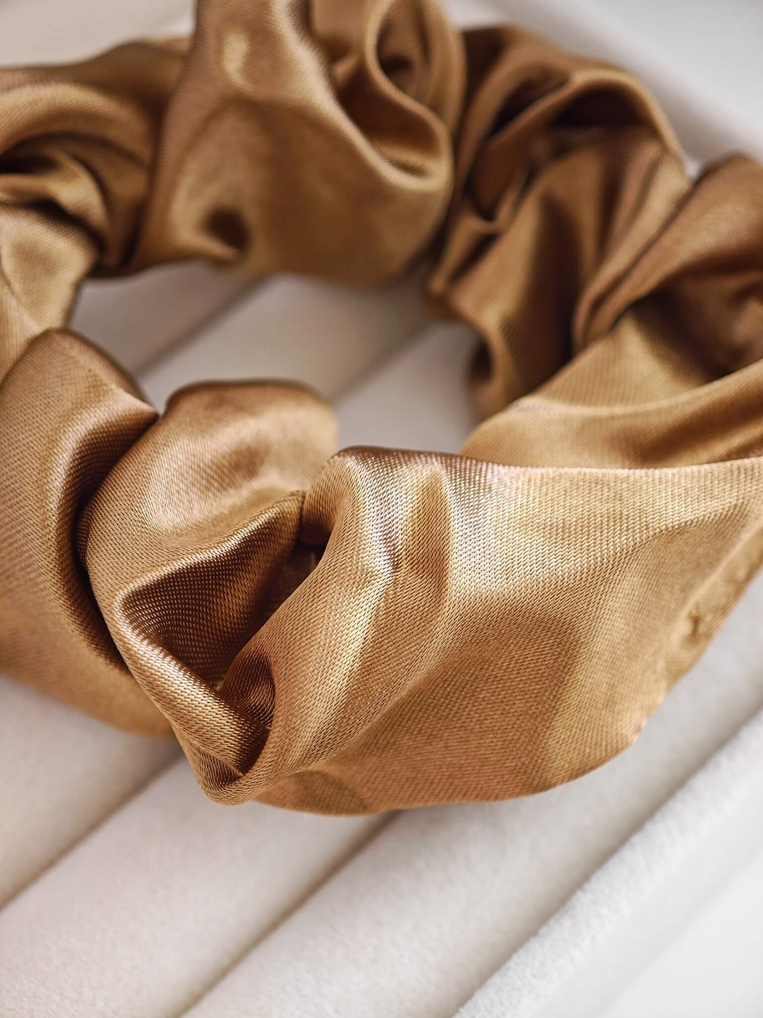 Satin Scrunchie Haargummi in Gold Mousse von Lymaja Jewelry