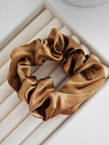 Satin Scrunchie Haargummi in Gold Mousse von Lymaja Jewelry