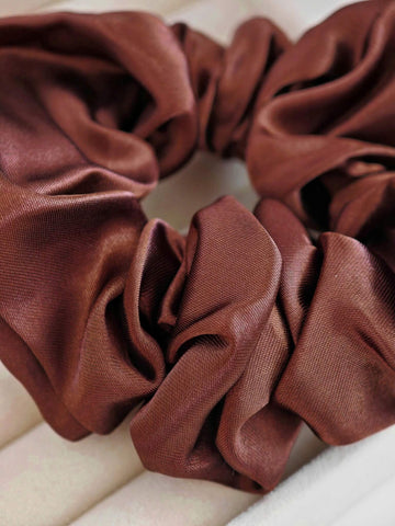 Satin Scrunchie Haargummi in Braun Haaraccessoires von Lymaja Jewelry