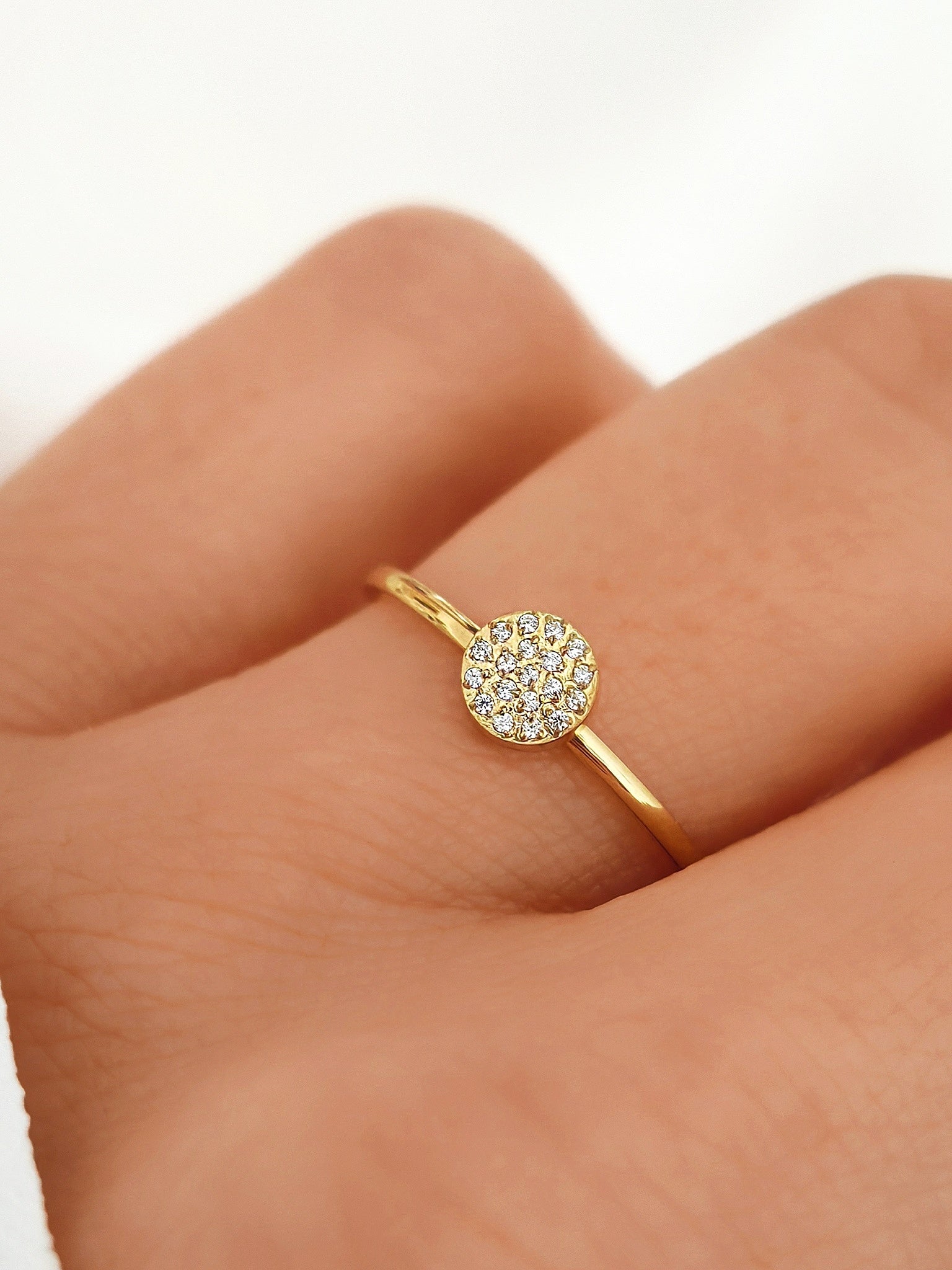 Shiny Goldring mit kleine Zirkonsteine in gold von Lymaja