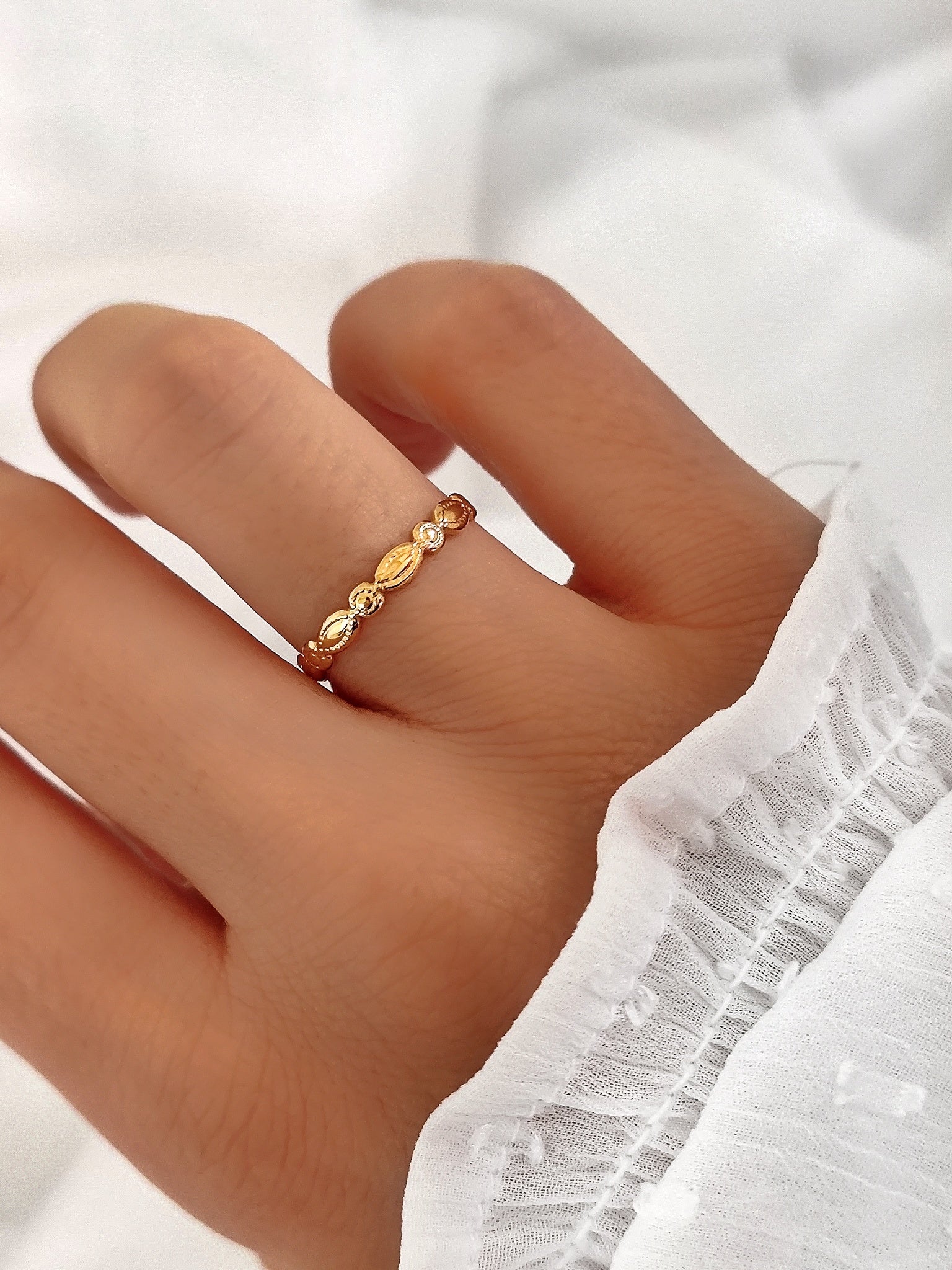 Shira Gold Ring mit Muster zart gehämmert von Lymaja