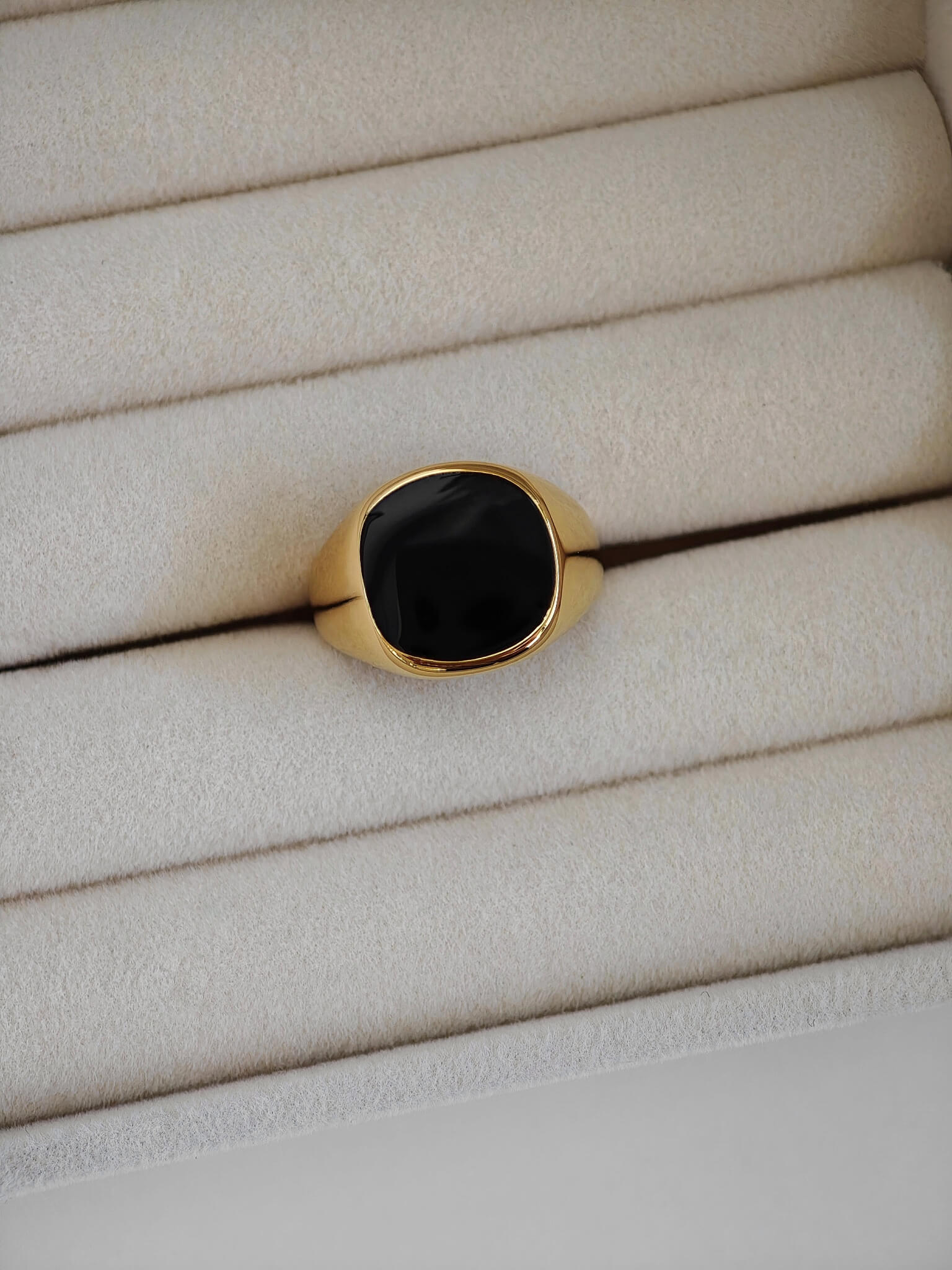 Siegel Ring Golden Black für Maenner aus 18k Edelstahl von Lymaja Jewelry