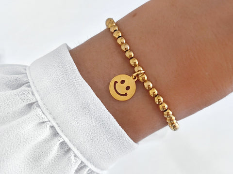 Smiley Perlenarmband in gold mit 4mm Edelstahl Perlen auf ein Gummiband gezogen für Frauen von Lymaja Jewelry