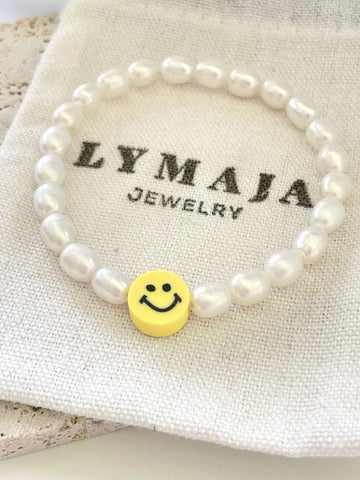 Smiley Armband mit Süßwasserperlen und einem neon gelben Silikon Smiley von Lymaja Jewelry