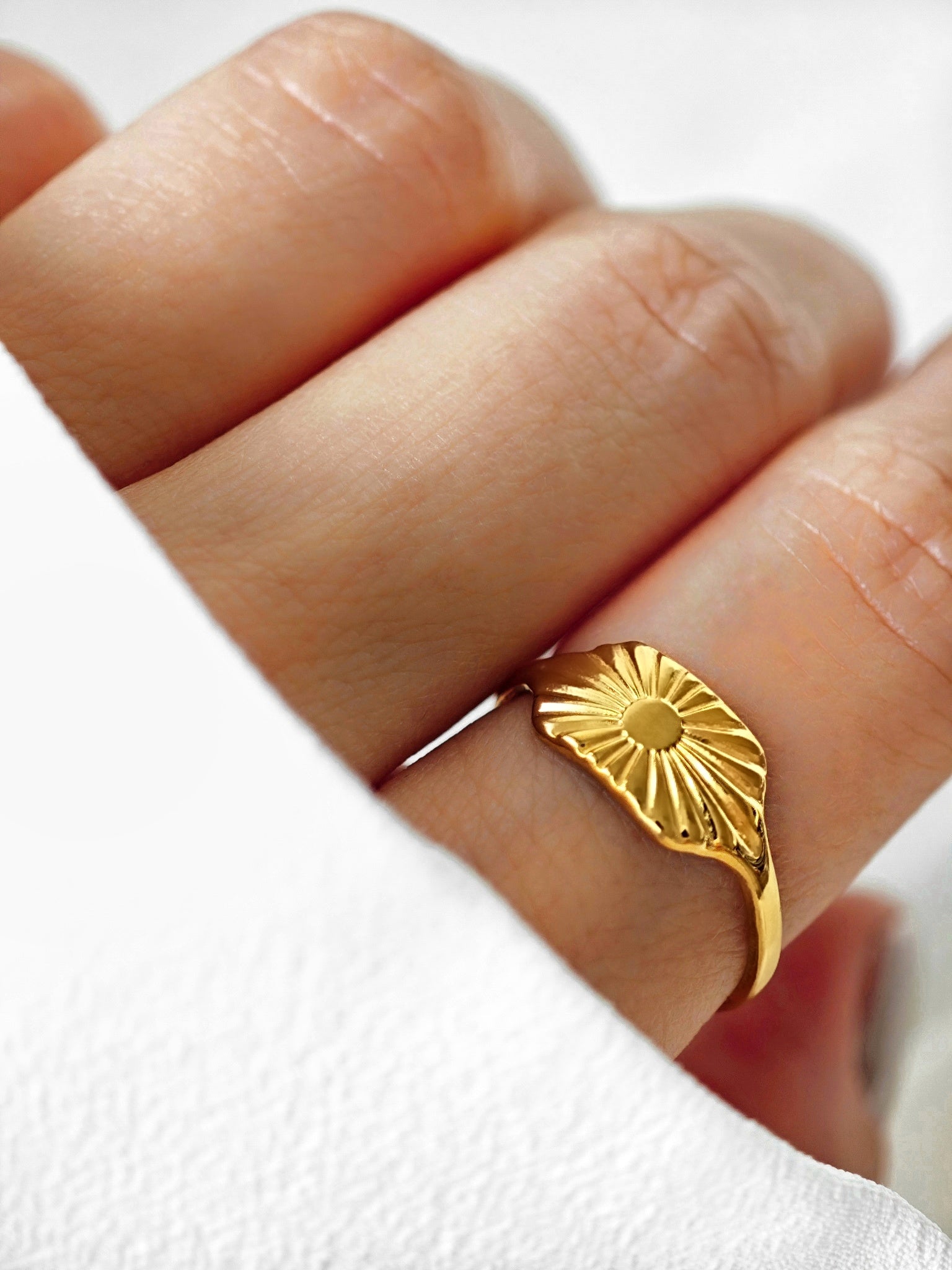 Soley Sonnen Ring in gold aus wasserfestem Edelstahl von LYMAJA JEWELRY