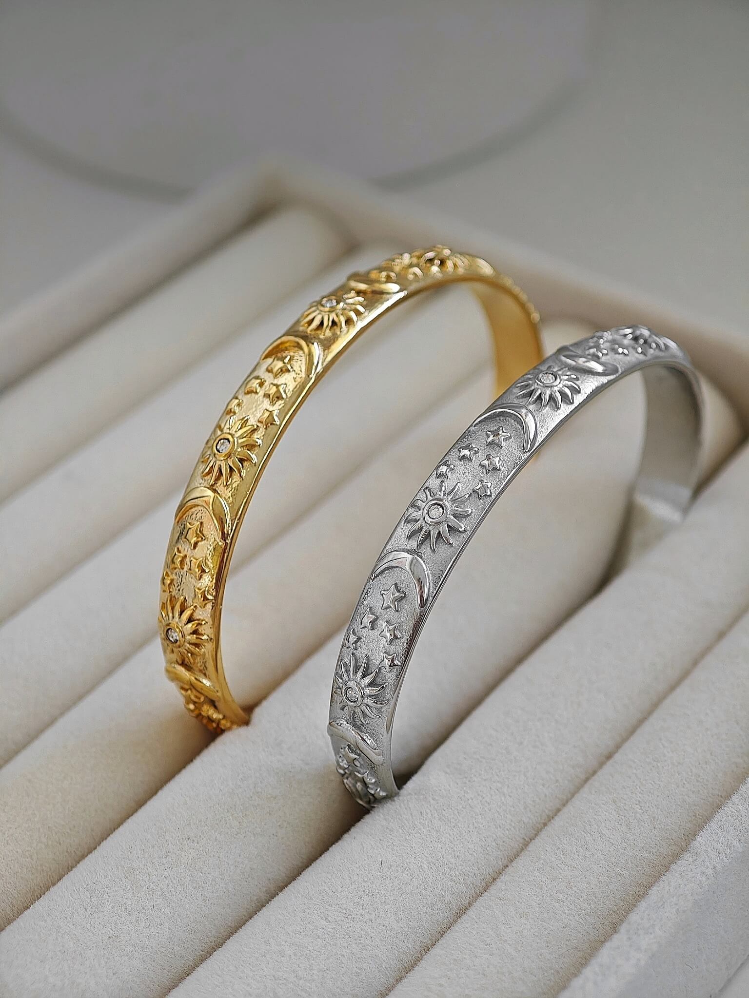 Akasha Sonne Mond und Sterne Armreif in Gold und Silber aus Edelstahl mit Zirkon Stein von Lymaja Jewelry 