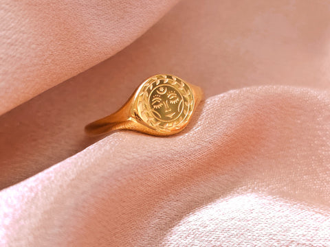 Aura Ring mit einer Sonne in gold von Lymaja