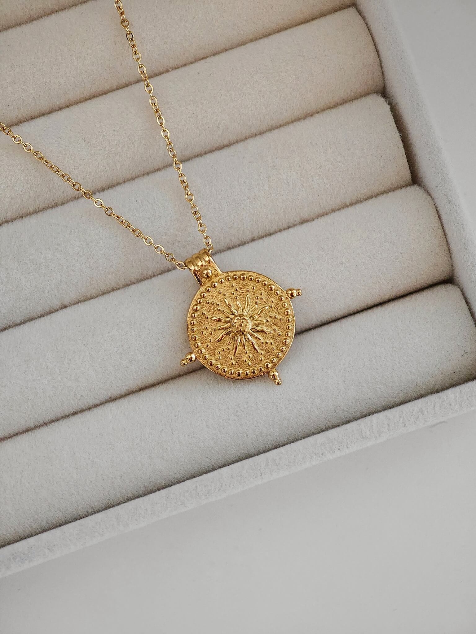 Sun Medaillon Halskette mit einer Sonne aus 18k vergoldeten Edelstahl von Lymaja Jewelry 